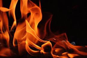 W nocy wybuchł pożar domu wielorodzinnego. W środku była uwięziona kobieta-398940