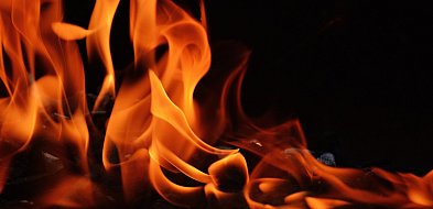 W nocy wybuchł pożar domu wielorodzinnego. W środku była uwięziona kobieta-398940