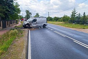 DK 62 zablokowana. Samochód uderzył w naczepę. Jedna osoba w szpitalu-398965