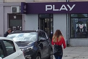 Play na celowniku UOKiK. Chodzi o pieniądze ściągane z kont klientów-398969