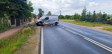 DK 62 zablokowana. Samochód uderzył w naczepę. Jedna osoba w szpitalu-398965