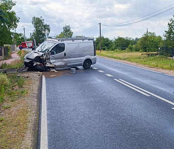 DK 62 zablokowana. Samochód uderzył w naczepę. Jedna osoba w szpitalu-398965