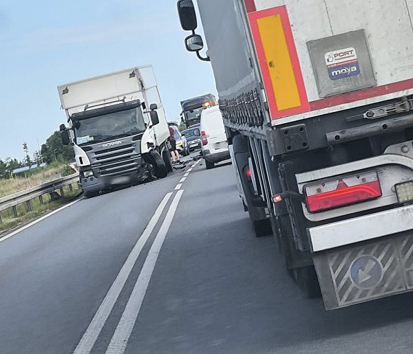 Poważny wypadek na małej obwodnicy Płocka. Na miejscu śmigłowiec LPR-398993