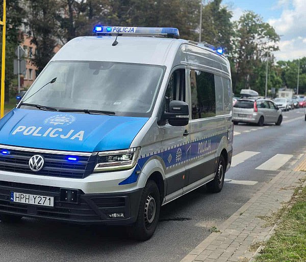 Auto uderzyło w wózek z rocznym dzieckiem. 79-latek wymusił pierwszeństwo-399018
