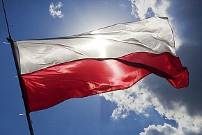 Flaga i hymn na nowo? Rząd chce korekty przepisów dot. symboli narodowych-399328
