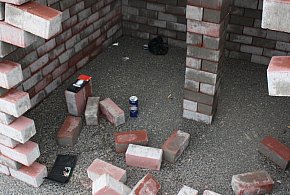 Zbudowali na drodze schronienie z kostki brukowej do zażywania narkotyków-399345