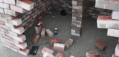 Zbudowali na drodze schronienie z kostki brukowej do zażywania narkotyków-399345