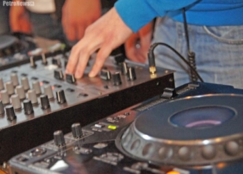 Dziewczyny „lecą” na DJ-ów