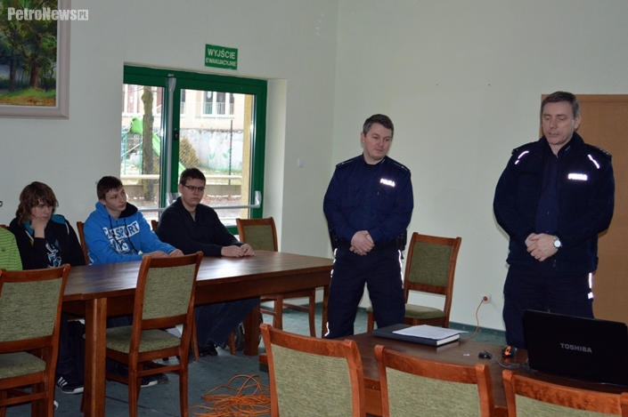 Policja uczy w szkołach