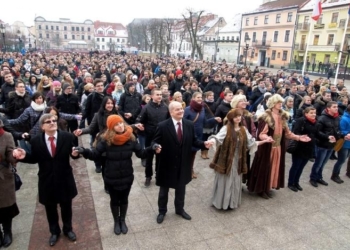 Maturzyści zatańczyli rekordowego poloneza
