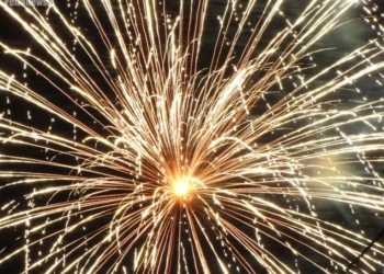 Sylwester przed ratuszem z muzyką klubową i disco-polo