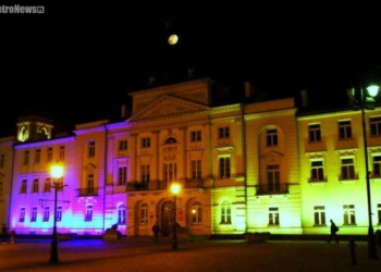 Prezydent zapalił świecę w oknie niebiesko-żółtego ratusza
