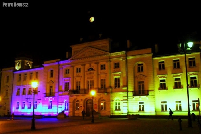 Prezydent zapalił świecę w oknie niebiesko-żółtego ratusza