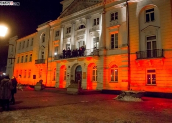 Biało-czerwony ratusz na Rok Wolności [ZDJĘCIA, FILM]