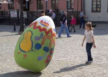 Wirujące jaja… tuż przed ratuszem