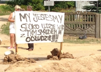 „Jak ci śmierdzi to się pan wyprowadź” – protest w Ciółkowie trwa