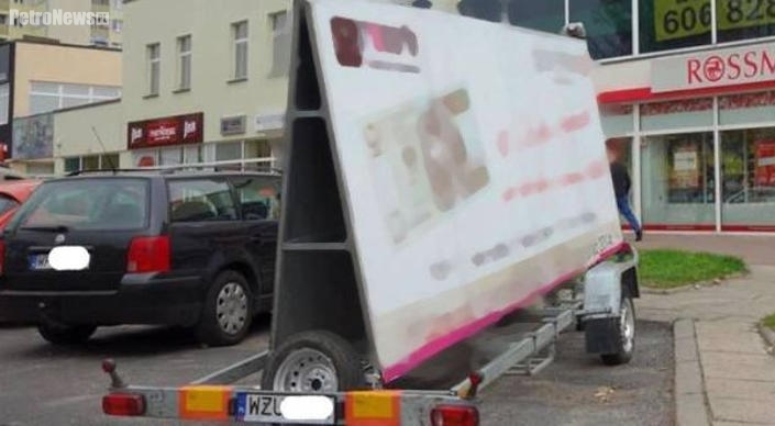 Czytelnik: Reklama zabiera nam miejsca parkingowe. Czy to zgodne z prawem?