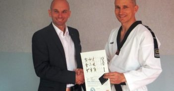Piotr Maślanka podczas wręczania mu przez przedstawiciela Polskiego Związku Taekwondo Olimpijskiego certyfikatu uzyskania stopnia mistrzowskiego 1dan TKD WTF.