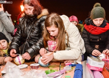 Mikołaje w Mikołajki – na szczudłach i w biegu [ZDJĘCIA, FILM]