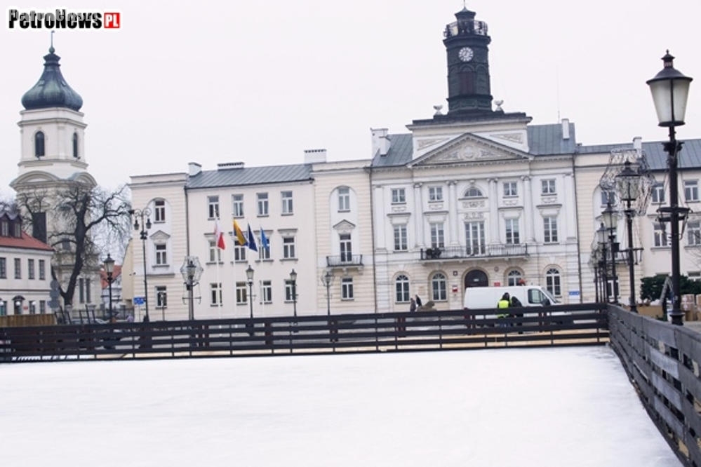 Lodowisko przed ratuszem już otwarte [ZDJĘCIA]