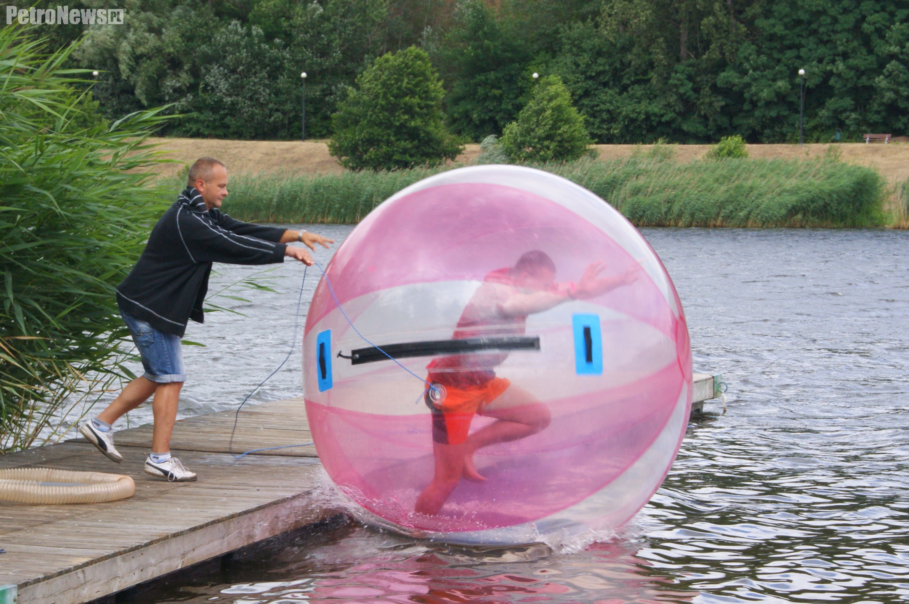 Próbowali chodzić po wodzie na Sobótce. Zobaczcie zdjęcia i film!