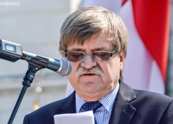 Kwiaty i defilada w Dzień Wojska Polskiego