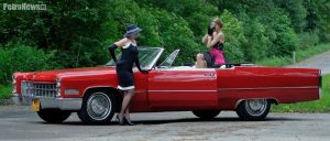 - Cadillac należy do mojego dobrego kolegi i wpadliśmy na pomysł sesji w klimatach lat 60tych. Modelki zadbały o stylizacje, profesjonalna makijażystka je przygotowała i … udało się. Sesja była starannie przygotowana i wg mnie da się to zauważyć na zdjęciach.