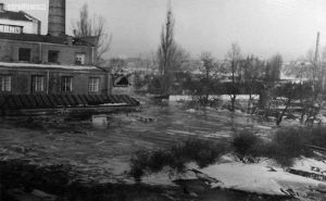 Elektrownia podczas powodzi na Radziwiu, luty 1982. Źródło: Radziwie, jakiego nie pamiętacie