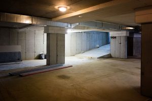 Podziemna hala parkingowa posiada sygnalizację świetlną, zwiększającą bezpieczeństwo ruchu