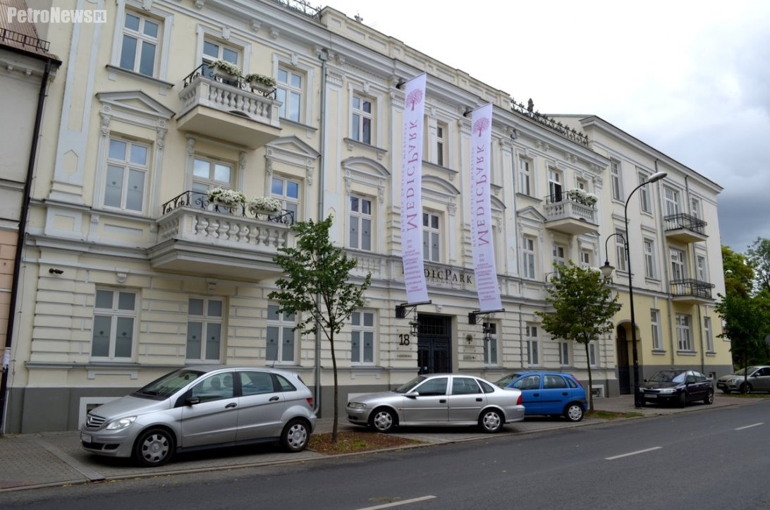 Flagi na zabytkowym budynku nielegalne. Jak na razie