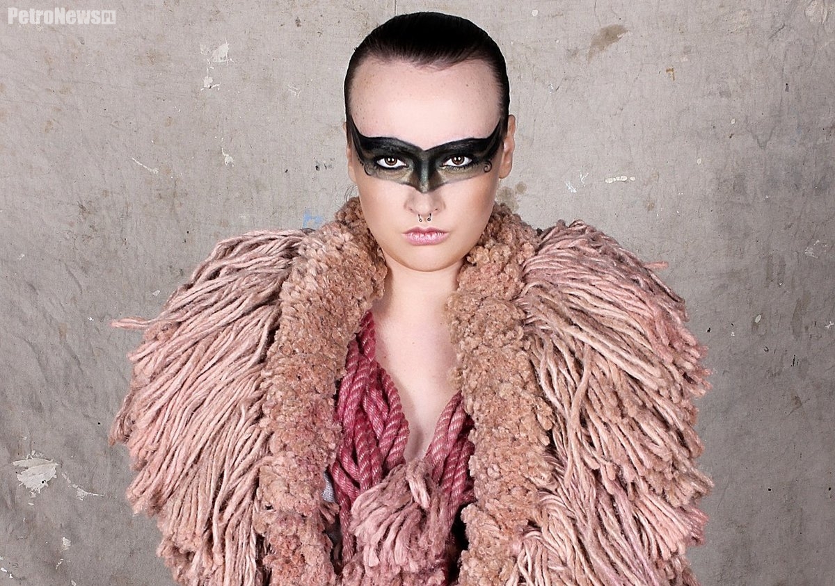 Profesjonalna modelka i stroje z… kartonów