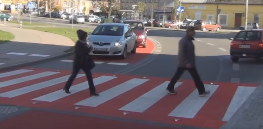 Pasy mogą ostrzegać kierowców o pieszym na drodze