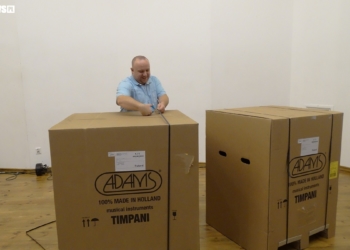 Ogromne paczki dotarły do Płockiej Orkiestry Symfonicznej. Co to takiego?