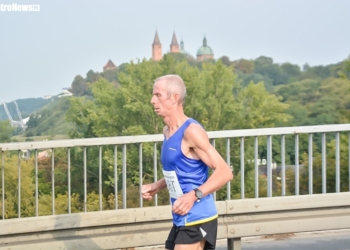 Pobiegli dwoma mostami