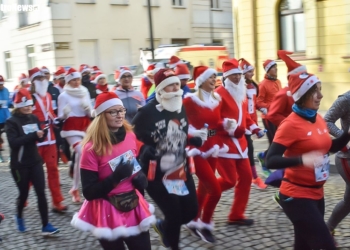 Ulicami Płocka pobiegli Mikołaje, Śnieżynki i… renifery