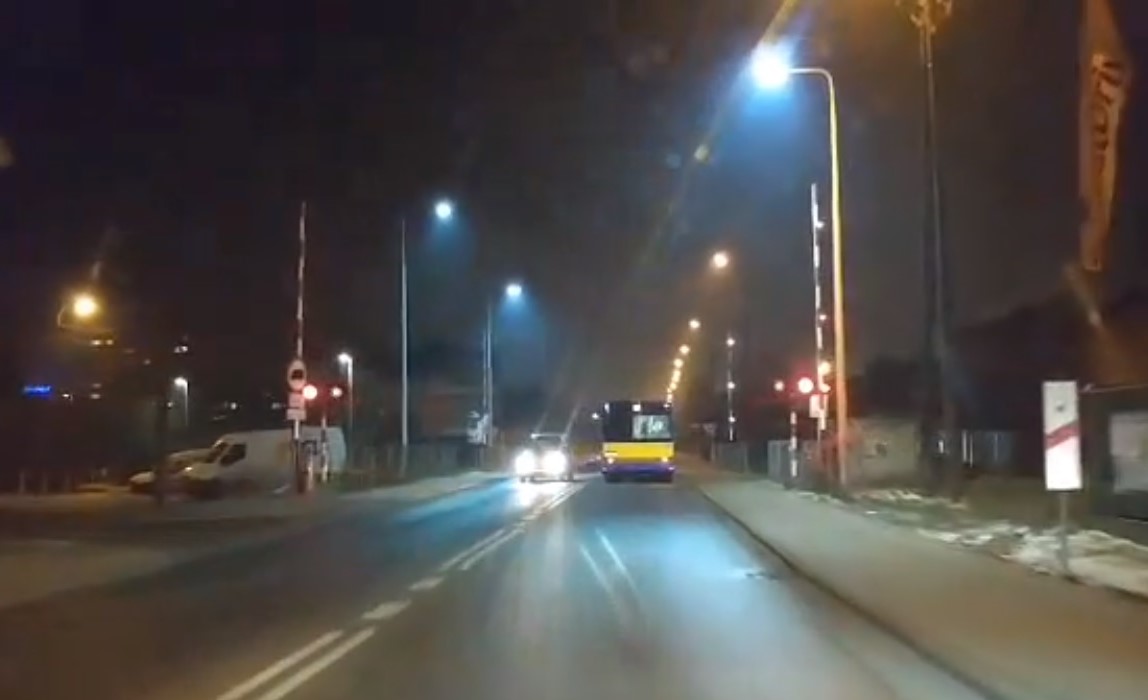 Włączona sygnalizacja, szlabany w dół, a kierowca… jedzie dalej