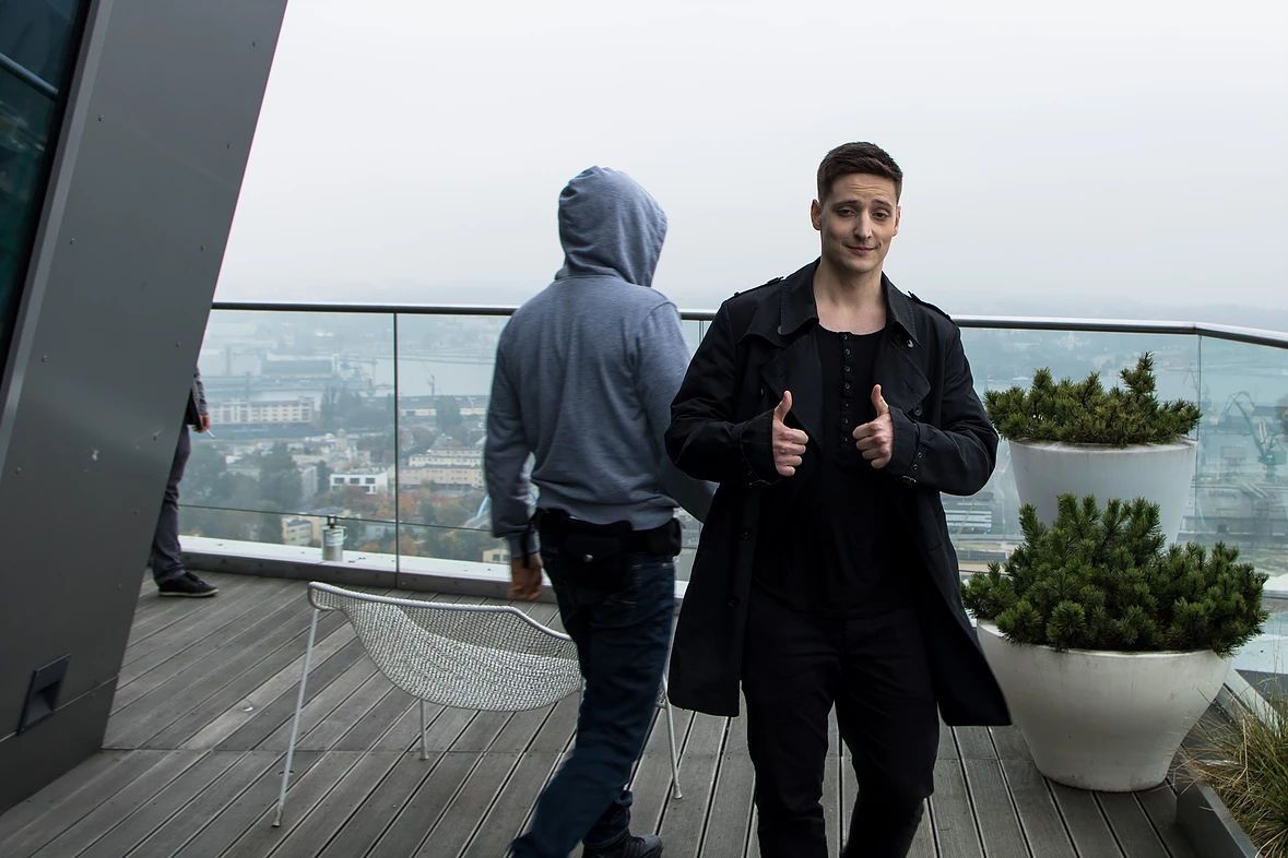 Jak słucha się „Maski z gazet”?