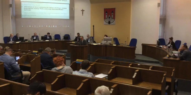 Nadzwyczajna sesja radnych o lotnisku w Modlinie [FILM]