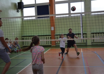 Rodziny zagrały w siatkówkę