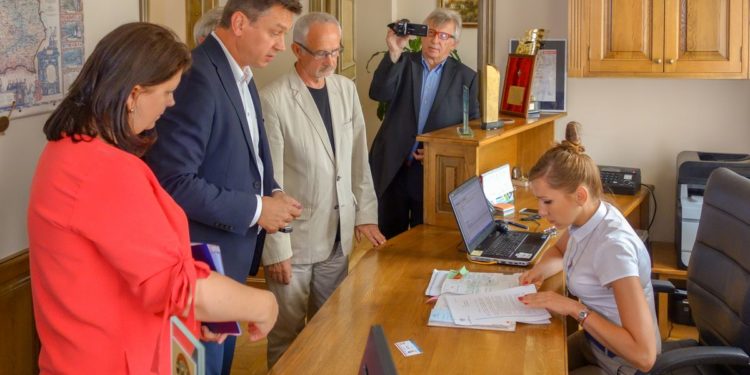 Senator pyta o wyjazdy zagraniczne, umowy, nagrody… „Radni nie uzyskali odpowiedzi”