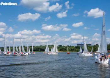 Jak aktywnie spędzić piękny dzień wolny? Wziąć udział w regatach