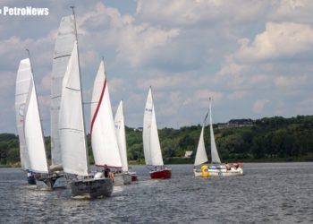 Jak aktywnie spędzić piękny dzień wolny? Wziąć udział w regatach