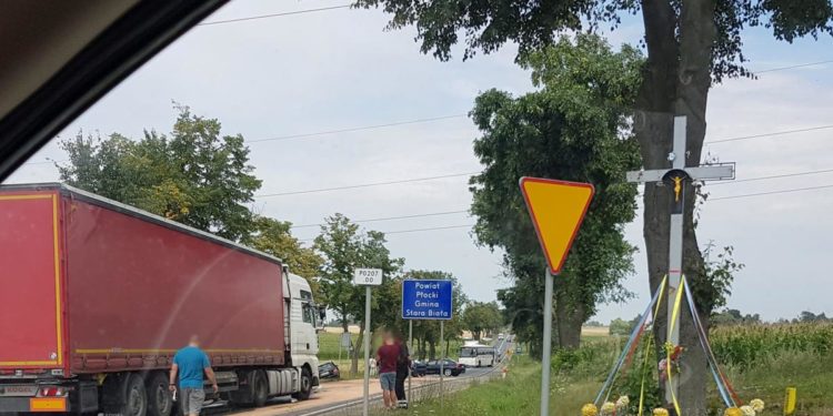 Zderzenie pięciu aut, w tym ciężarówki. Poważnie ranna jedna osoba