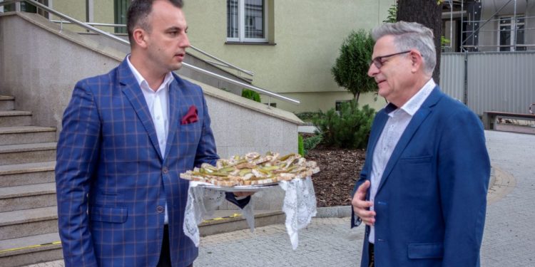 Nietypowa konferencja prasowa. Był… chleb ze smalcem