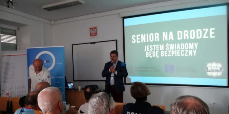 Coraz więcej seniorów sprawcami lub ofiarami wypadków. Jak zapobiegać?