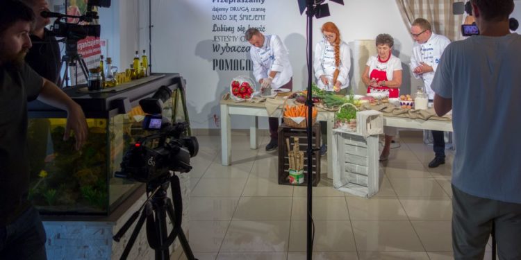 Gotuj z Seniorem: Nauczycielka Lecha Wałęsy, wokalistka i… mistrz przestworzy