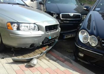 Kolizja w centrum. Senior staranował trzy auta