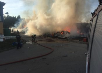 Pożar w Kobiernikach gaszono pięć godzin. Czy jest zagrożenie dla mieszkańców?