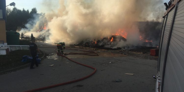 Pożar w Kobiernikach gaszono pięć godzin. Czy jest zagrożenie dla mieszkańców?