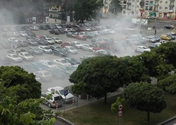 Pożar w centrum. Zapalił się samochód